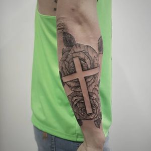 Mais uma tattoo no nosso brother Thiago! Já já não vai ter mais espaço né haha Valeu mais uma vezes pela confiança!! Faça já seu orçamento! (62) 9 9326.8279 #tattoo #ink #blackwork #tattoolife #Tatuadouro #love #inkedgirls #Tatouage #eletricink #fineline #draw #tattooing #tattoo2me #tattooart #instatattoo #tatuajes #blackink #floral #rose #rosestattoo #cross #cruz #tatuagemdelicada #tatuagemfeminina #flowerstattoo #crosstattoo #catholic 