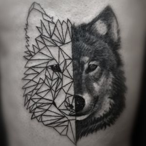 WOLF #wolfhead #wolftattoo #realism #geometric #animaltatto 
