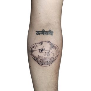 Tatuaje de fideos ramen por Yok Genabe #YokGenabe #ramentattoos #ramennoodles #noodletattoo #foodtattoo #ramen #japanese #bottom #portrait #illustrative #realism #eggs #arm