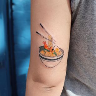 Tatuaje de fideos ramen por Hannah Kang