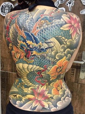 #backpiece #dragon #dragonback #flowers #japanesetattoo #irezumi #customwork #tattooedgirls #oldschooltattoo #swisstattooers #zurichtattoo #tattoo #tattoozurich #hautrock #haarrock #zurich #zurichcity #switzerland #customtattoo