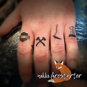 Did a handful of finger tatts (get it? Handful? Fingers?) for a client who loves his bike! nikkifirestarter.com#fingertattoos #harleydavidson #biker #motorcycle #bikertattoos #harleytattoos #tattoo #bodyart #bodymod #ink #art #nonbinaryartist #nonbinarytattooist #mnartist #mntattoo #visualart #tattooart #tattoodesign 