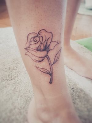 Rose tattoo - one of my first.#rose #RoseTattoo #flowertattoo #flower #apprenticetattoo #hamburg #fineline #finetattoo #feminin #femininetattoo #floral #floraltattoo #sketchy 