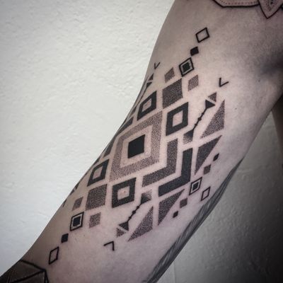 #photooftheday #tattoooftheday #tattoo #tatouage #geometrictattoo #geometric #dot #dots #dotwork #dotworktattoo #dottattoo #petitspoints #stippletattoo #stipple #stippling #tattoolausanne #lausannetattoo #lausanne 