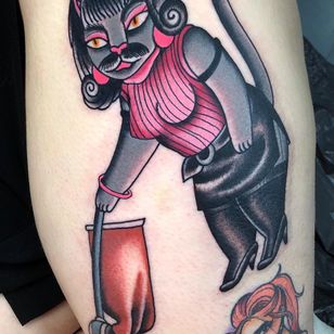 Tatuaje de gato por Iris Lys #IrisLys #Cattooer #cattattoos #cat #kitty #animal #petportrait #bff #color #traditional #freddymercury #queen #music #leg