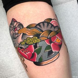 Tatuaje de gato por Iris Lys #IrisLys #Cattooer #cattattoos #cat #kitty #animal #petportrait #bff #color #traditional #ramen #noodles #food #leg