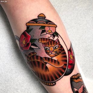 Tatuaje de gato por Iris Lys #IrisLys #Cattooer #cattattoos #cat #kitty #animal #petportrait #bff #color #traditional #teapot #peony #leg