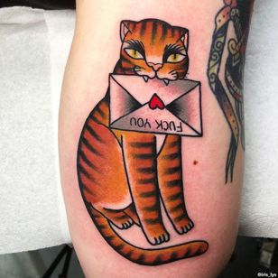 Tatuaje de gato por Iris Lys #IrisLys #Cattooer #cattattoos #cat #kitty #animal #petportrait #bff #color #traditional #letter #heart #fuckyou #leg
