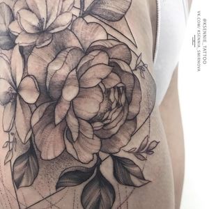 #tattoo #flowertattoo #peonytattoo #inked #besttattoo #floraltattoo #graphictattoo #dotwork #whipshading #ksennie_tattoo 
