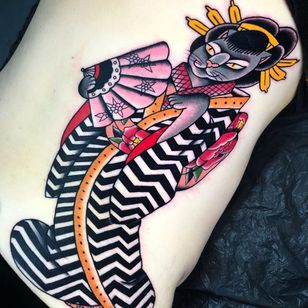 Tatuaje de gato por Iris Lys #IrisLys #Cattooer #cattattoos #cat #kitty #animal #petportrait #bff #color #traditional #japanese #geisha #peony #ribs