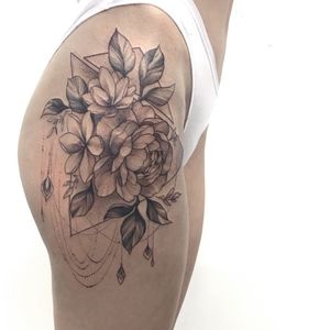 #tattoo #flowertattoo #peonytattoo #inked #besttattoo #floraltattoo #dotwork #whipshading #graphictattoo #geometrictattoo #ksennie_tattoo 