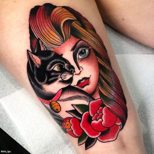 Tatuaje de gato por Iris Lys #IrisLys #Cattooer #cattattoos #cat #kitty #animal #petportrait #bff #rose #peony #ladyhead #portrait #color #traditional #leg