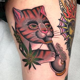Tatuaje de gato por Iris Lys #IrisLys #Cattooer #cattattoos #cat #kitty #animal #petportrait #bff #color #traditional #weed #stoner #bong # 420 #potleaf #leg