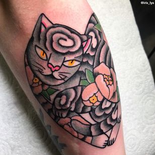 Tatuaje de gato por Iris Lys #IrisLys #Cattooer #cattattoos #cat #kitty #animal #petportrait #bff #color #traditional #peony #tattooedtattoo #monmoncat #flower #heart #leg
