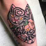 Cat tattoo by Iris Lys #IrisLys #Cattooer #cattattoos #cat #kitty #animal #petportrait #bff #color #traditional #peony #tattooedtattoo #Monmoncat #flower #heart #leg