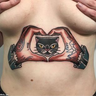 Tatuaje de gato por Iris Lys #IrisLys #Cattooer #cattattoos #cat #kitty #animal #petportrait #bff #color #traditional #mave #underbood #hands #tattooedtattoo
