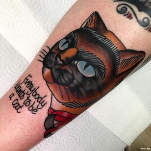 Tatuaje de gato por Iris Lys #IrisLys #Cattooer #cattattoos #cat #kitty #animal #petportrait #bff #color #traditional #lowerleg #leg