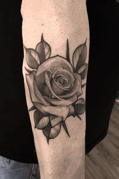 Black & grey rose tattoo #rose #rosetattoo #berlintattoo #blackandgrey #blackandwhite #inked #fancytattoo #newtattoo #berlin #flowertattoo