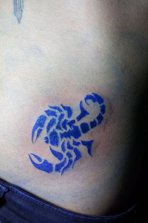 Escorpión azul en el abdomen#art #ilustracion #tattoo #tatuajes #tatuajesperu #inktattoo #arte #marca #logo #studioart #studiotattoo #rustustattoo #peruviantattooartist #perutattoo #peruink #peru #scorpiontattoo #scorpions 
