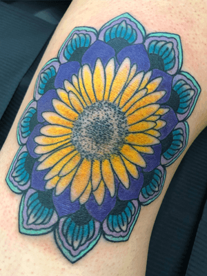 #flower #mandala combo on the knee. #color #neotraditional 