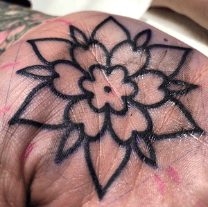 Clean lines! @squiretattooer smashed this into @sarah_anne_moore’s palms