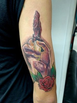 Daga en estilo propio ⚡🔪⚡ Diseño digital! . . . . . #daga #dagger #knife #light #rose #rosa #bleed #neotraditional #color #tattoo #tattoolife #tattooed #tatuaje #tatuadores #tats #tatau #tattoorealistic #tatuaggio