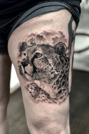 Realistic cheetah on the thigh. 