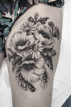 Field flowers 😊 #flower #flowers #fieldflowers #dotwork #dot #Black #blackandgrey #art #floral #tattooartist #tattooart #ink #inked 