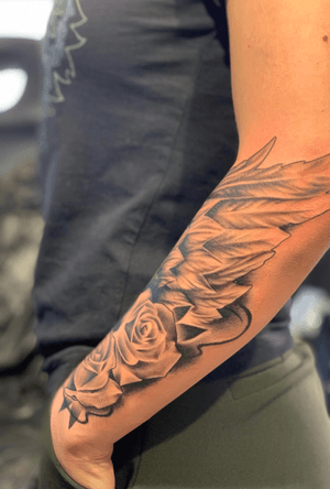 My newest (and biggest tattoo. The start of a sleeve. Made in denmark by the artist Tim #tattooart  #realistic #feather #roses #sleeve #tattooedwomen #tattooed #girlswithtattoos 