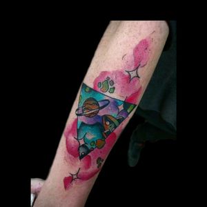 Tattoo de hoy.. #tatto #ink #inked #tattooer #triangle #space #ovni #ovnitattoo #colortattoo #spacetattoo #freehand #freehandtattoo #luchotattoo #luchotattooer #pergamino 