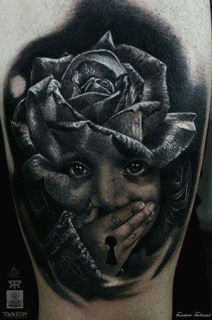 Surreal face tattoo black and grey...#tattooartists #tattooart #tattooblackandgrey  #tatuaggiorealistico #tatuagem #tatuaggio #surrealism #surrealtattoo #surrealtattoos #ink #inkmaster #rosatattoo #rosa #portraittattoo 