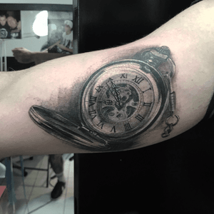 Pocket clock black and grey tattoo citas en edwardtattoo13@gmail.com #pocketclock #realistictattoo #clocktattoo #tattoo #edwardortiztattoo #blackandgreytattoo 