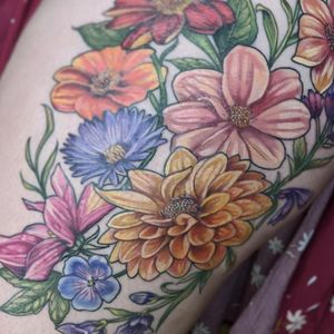 Floral thigh #floraltattoo #floral #flower #illustrative #illustrationtattoo 