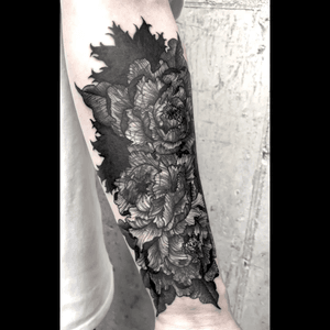 Cover up with peonies. #blackwork #coverup #blackandgrey #peonies #flower #armtattoo #forearmtattoo #linework #illson 