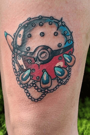 Pokéball on my left leg (above knee) also done by the artist who did my rose and gravestone... notice he tattooed my pokéball upsidedown -_- 