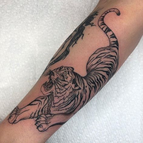 Tatuaje de tigre de la artista del tatuaje Brittany Randell #BrittanyRandell #humblebeetattoo #blackfemaleartist #blacktattooartist #blacktattooer #blacktattoos #poctattoos #poc #torontotattoos #illustrative #linework
