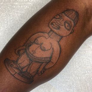 Tatuaje Ere Ibeji de la artista Brittany Randell #BrittanyRandell #humblebeetattoo #blackfemaleartist #blacktattooartist #blacktattooer #blacktattoos #poctattoos #poc #torontotattoos #illustrative #linework