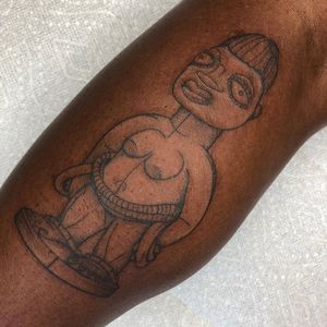 Ere Ibeji figurine tattoo by Tattoo artist Brittany Randell #BrittanyRandell #humblebeetattoo #blackfemaleartist #blacktattooartist #blacktattooer #blacktattoos #poctattoos #poc #torontotattoos #illustrative #linework