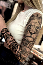 🦁💕 #lion #liontattoo #tattoosleeve #sleeve #romanclock #romanclocktattoo #rose #rosetattoo #rosetattoosleeve #boldtattoo #detailedtattoo #blackandwhite #largeliontattoo