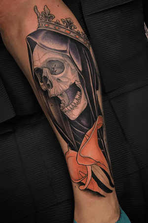 Skull with lilys