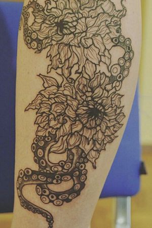 #tattooartist , #tattooart, #inkedgirls, #flowertattoodesigns, #Black, #tattooukraine, #legtattoos 