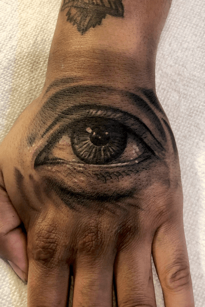 Hand shot while I was up north on my good friend. Haven’t been posting lately been crazy busy with work, everything and juggling life. Thru it all I thank god for my family health and ability to do what I love. Stay blessed! #peaces #eyetattoo #blackandgreytattoos #illustrative #realism #hustle #motivate #blessed #marathon #handshot #inkedlife #guyswithtattoos #girlswithtattoos #ontothenextone #orangecounty #fullerton #anahiem #cypress #california