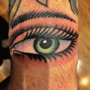 Tatuaje de ojo de Todd Noble #ToddNoble #eyetattoos #eyetattoo #eye #color #traditional #wrist