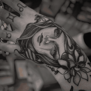 Hand tattoo 🖤 #hand #handtattoo #elegant #geisha #geishatattoo #cry #mano #main #tatouagemain #tatuaje #mujer #woman #beautifulwoman 