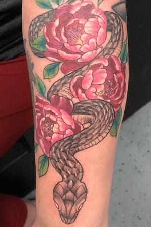 Lil snake and peony action #snake #snaketattoo #snaketattoos #peony #peonytattoo #peonies #peonyflower #peonytattoos #flowertattoo #flowers #flowertattoos #color #colorflower #colorflowers #colortattoo #colortattoos 