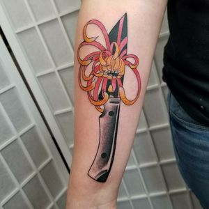Floral knife #brooklyn #nyc #nyctattoo #floralknife #tattoos #manhatton #brooklyntattoo #recovery #girlswithtattoos 