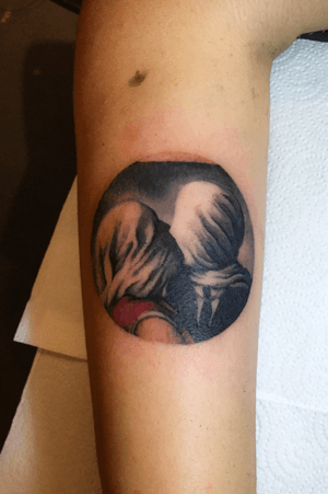 Les amants☁️ #renemagritte #magritte #magrittetattoo #painting #famouspainting #fullcolor #fullcolortattoo #lesamants #lesamantstattoo #littletattoo #armtattoo #lovetattoo #tattooday #tattoodo #buenosaires #buenosairestattoo #argentina #tattooargentina
