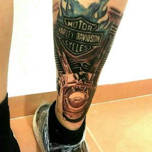 Tatuagens realistas Esse cliente um amante da Harley Davidson fez questão de eternizar sua paixão na pele!#tattoo #tattoos #realistic #realismo #motorcycle #inked #arte #tatuador #tatuadorbrasileiro #lisboa #lisbon #barreiro #margemsul #portugaltattoo #tatuagem 