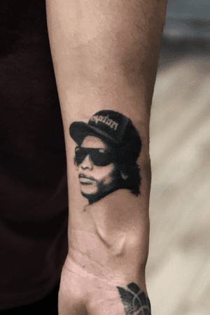 Eazy does it. #handpoke #stickandpoke #yque