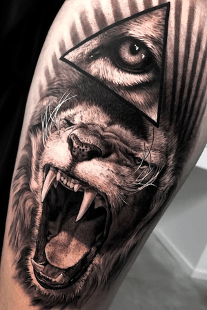Illuminati Lion •  By @ Nacho Frias  #lion #tattoo #ink #inked #tattooed #tattoos #blackandgrey #good #piece #art #artistic #goodwork #animaltattoo #geometry #realistic #black #inkmaster